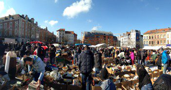 Le marché aux puces de Bruxelles dans les Marolles – Place du jeu de balle. Marché aux puces place du jeu de balle
