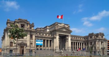 Le Palais de justice de Bruxelles à un clone… à Lima! Palais de Justice de Lima (c) Art DiNo from Lima, Perú — Palacio de Justicia. Lima, Perú.
