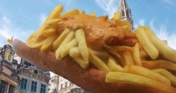 La mitraillette belge, une curiosité culinaire à goûter absolument dans les friteries à Bruxelles mitrailette_belge frite
