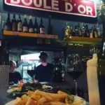 Jedzenie belgijskiego na Złotym Balu w Brukseli