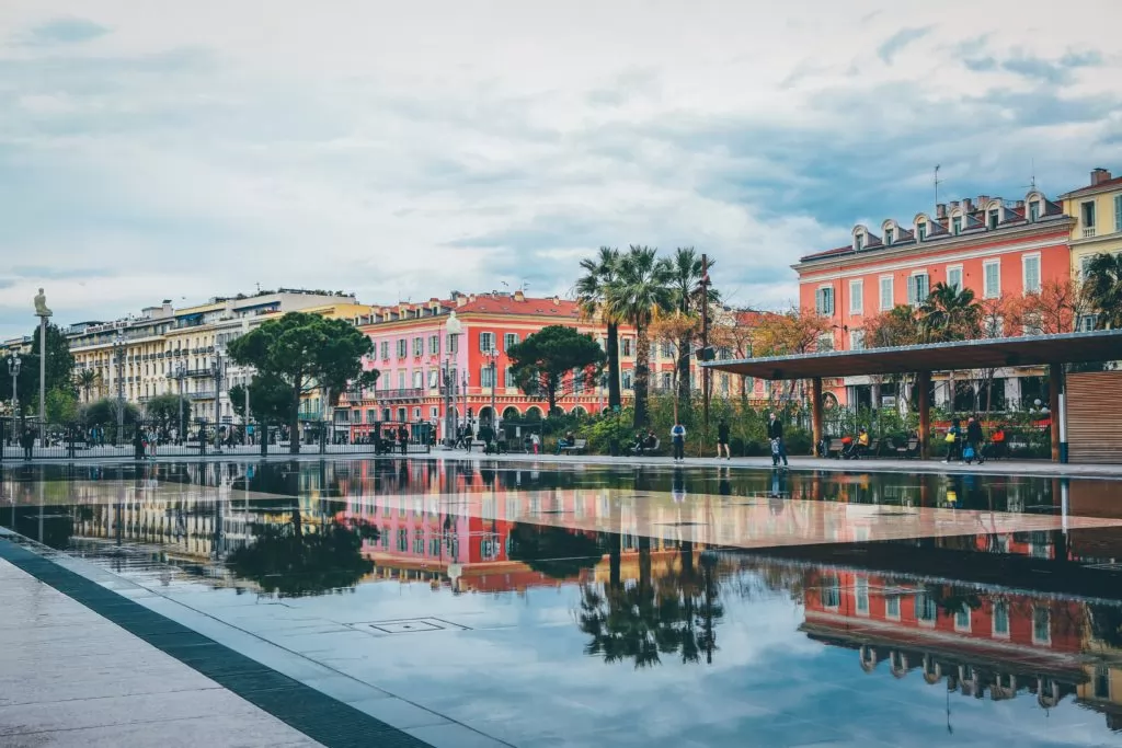 Wycieczka po mieście w Nicei Zdjęcie autorstwa Nicka Karvounisa na Unsplash