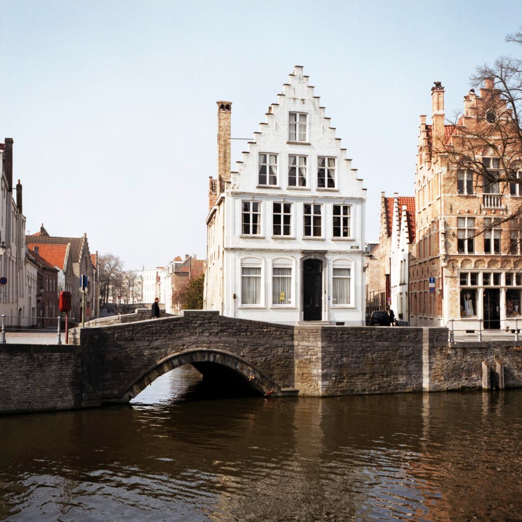 Les canaux de Bruges et leur architecture (c) Photo by Siebe Warmoeskerken on Unsplash
