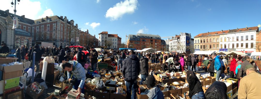 Bryssels loppmarknad i Marollen – Place du jeu de balle.