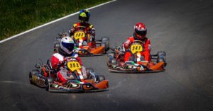 Karting avec le mariés (c) unsplash Atharva Dandekar