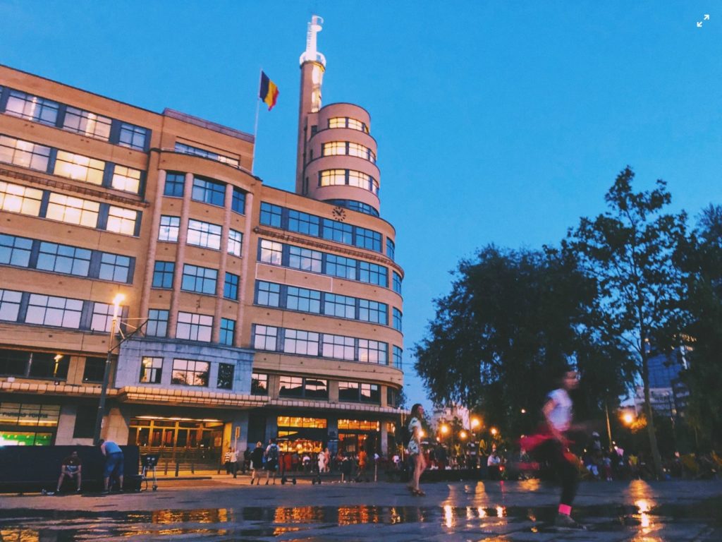 Se rafraichier place Flagey (c) Unsplash Alex Vasey