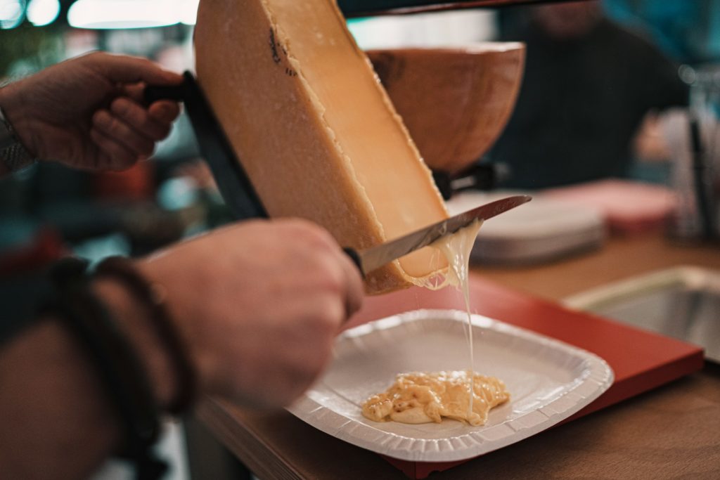 Une Fondue à l'ancienne (c) Go to Claudio Schwarz's profile
Claudio Schwarz Unsplash