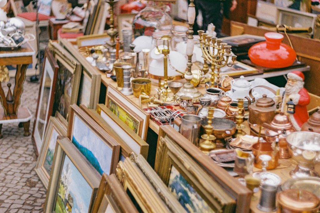 Que peut on trouver sur une brocante (c) Photo Unsplash Nikola Đuza