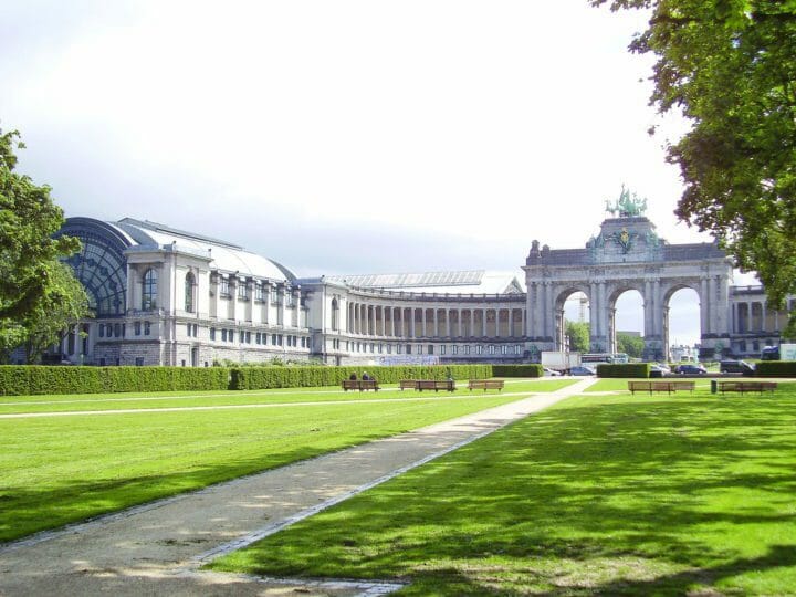 En förtrollande rundtur i Parc du Cinquantenaire: Upptäck dess magiska områden och bländande evenemang!