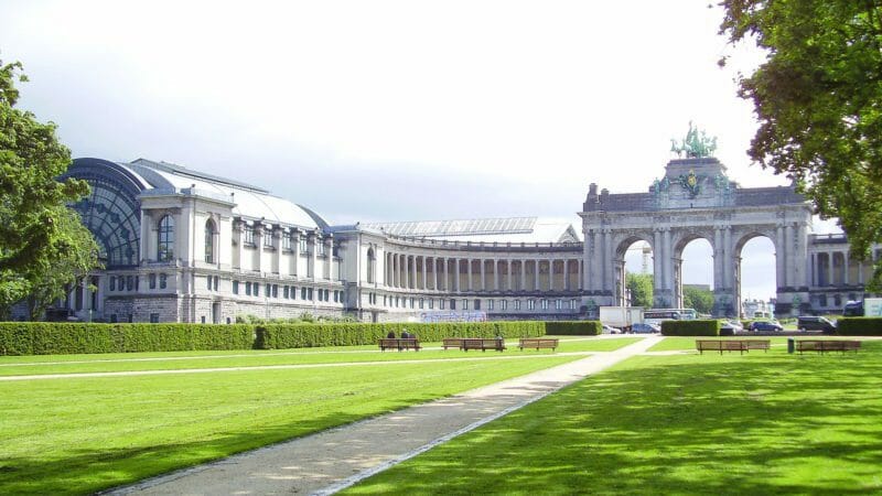 Un recorregut amb encant pel Parc du Cinquantenaire: descobreix les seves zones màgiques i esdeveniments enlluernadors!