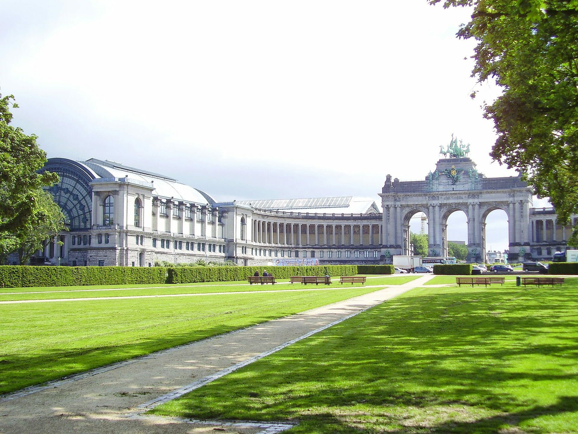 Eine bezaubernde Tour durch den Parc du Cinquantenaire: Entdecken Sie seine magischen Bereiche und schillernden Veranstaltungen!