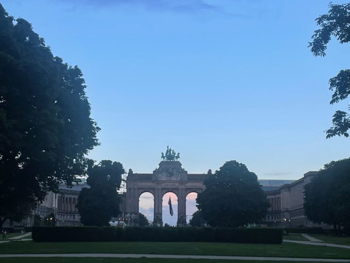 Un tour enchanteur au Parc du Cinquantenaire: Découvrez ses zones magiques et événements éblouissants!