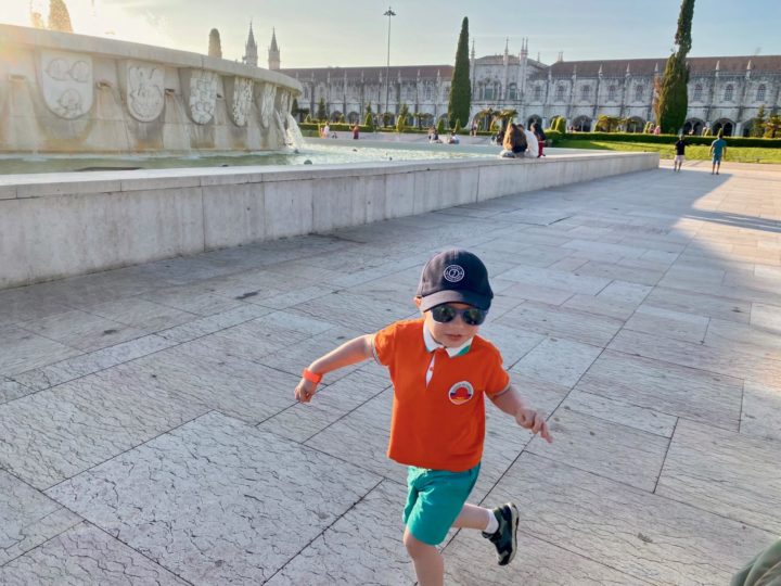 Budget vêtements enfants : où acheter malin à Bruxelles ?