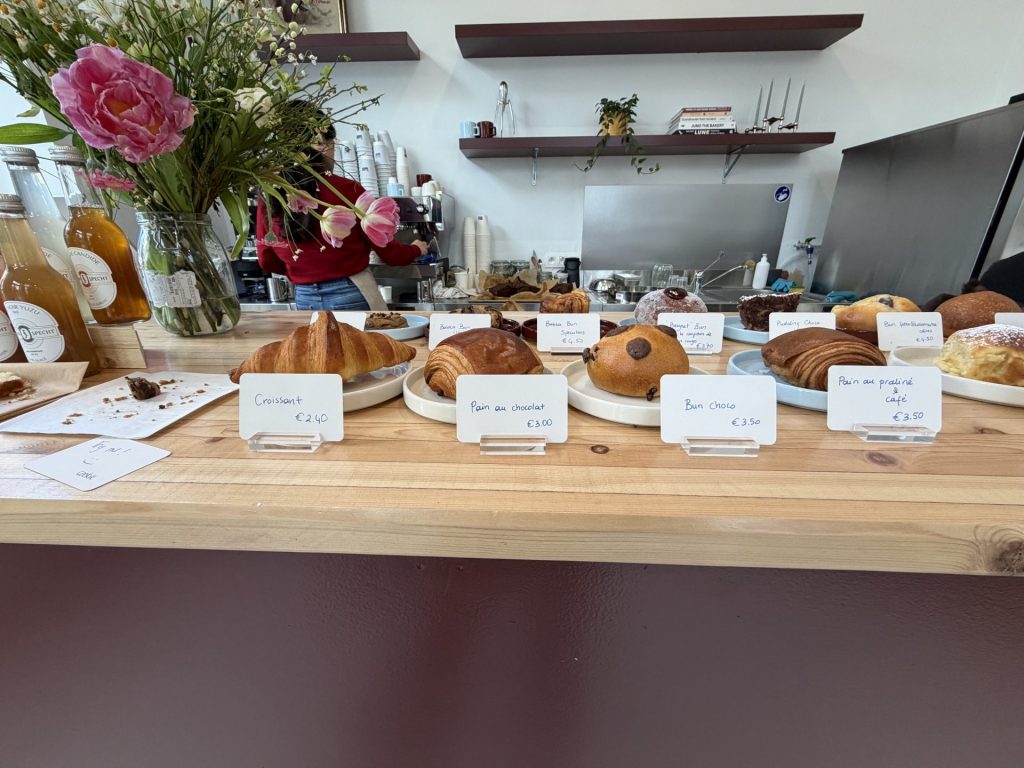 Luce CoffeeShop Bruxelles (c) Pierre Halleux - Patisserie en comptoir et bun