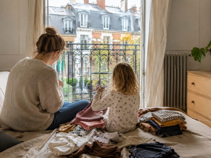 Vie de famille à Bruxelles : comment les parents peuvent vraiment simplifier la garde-robe de leurs enfants