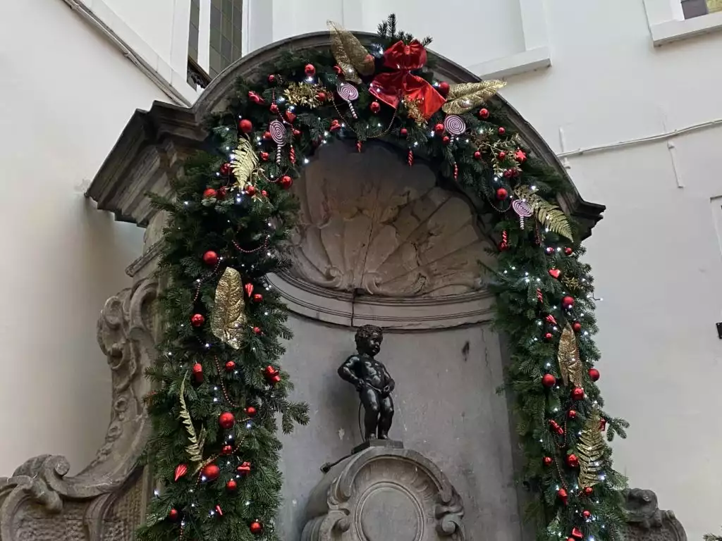 Manneken Pis w grudniu w Brukseli (c) Fot Pierre Halleux