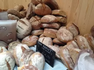 Αγοράστε καλό ψωμί στην αγορά της rue des tanneurs