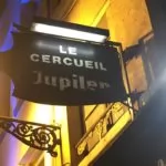 το ασυνήθιστο φέρετρο μπαρ στις Βρυξέλλες