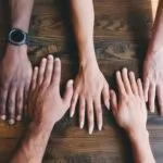 Les projets de solidarités nés à Bruxelles face au coronavirus (c) Photo by Clay Banks Unsplash