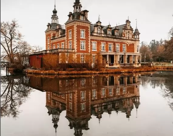 The castles in Brussels that you have never seen