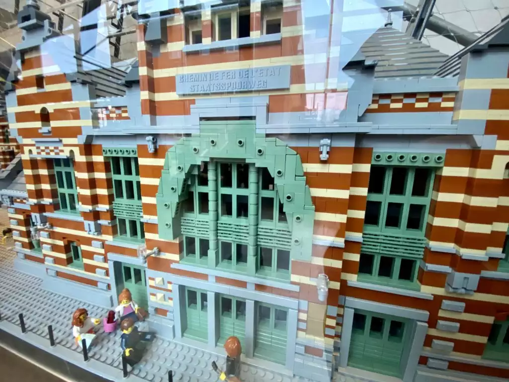 Stacja Schaerbeek w Brukseli w wersji lego (c) Pierre Zdjęcie Halleux